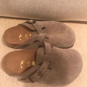 New birkenstock clog in kid sz 9 in taupe suede